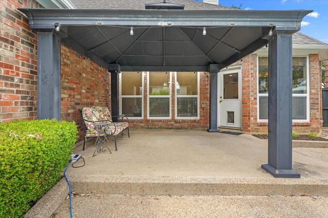 525 Springhill Drive, Hurst, TX 76054