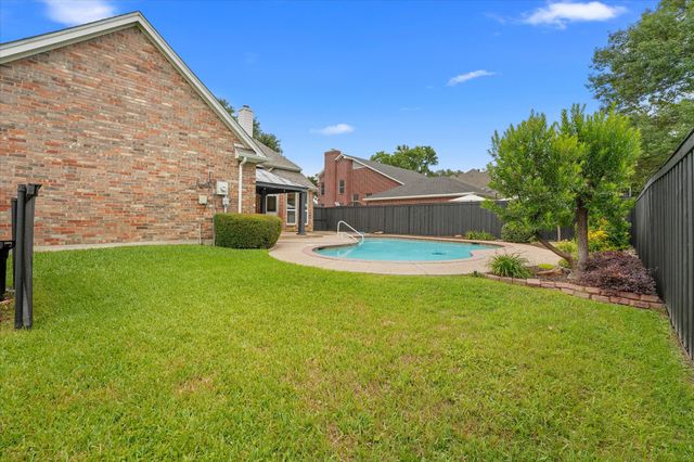 525 Springhill Drive, Hurst, TX 76054