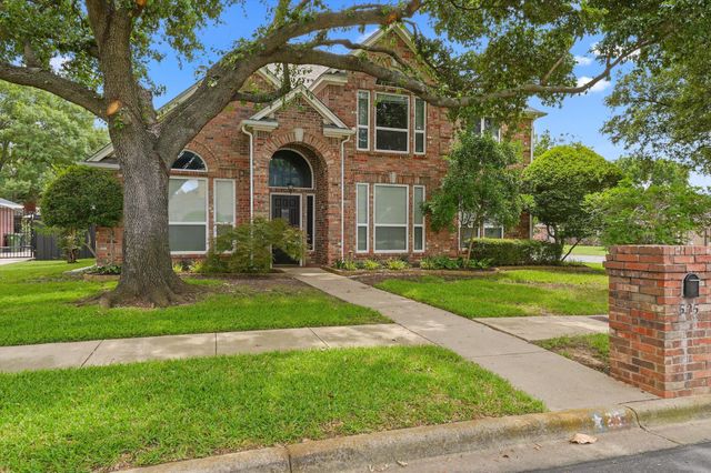 525 Springhill Drive, Hurst, TX 76054