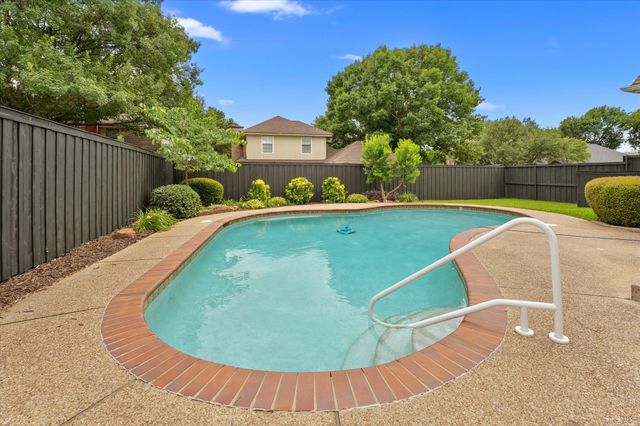 525 Springhill Drive, Hurst, TX 76054