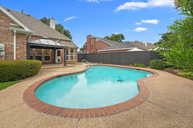 525 Springhill Drive, Hurst, TX 76054