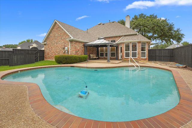 525 Springhill Drive, Hurst, TX 76054