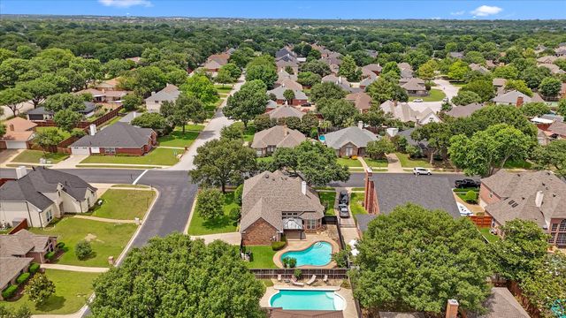 525 Springhill Drive, Hurst, TX 76054