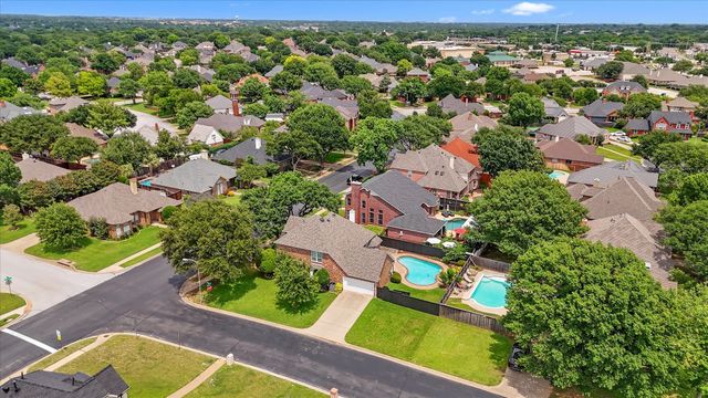 525 Springhill Drive, Hurst, TX 76054