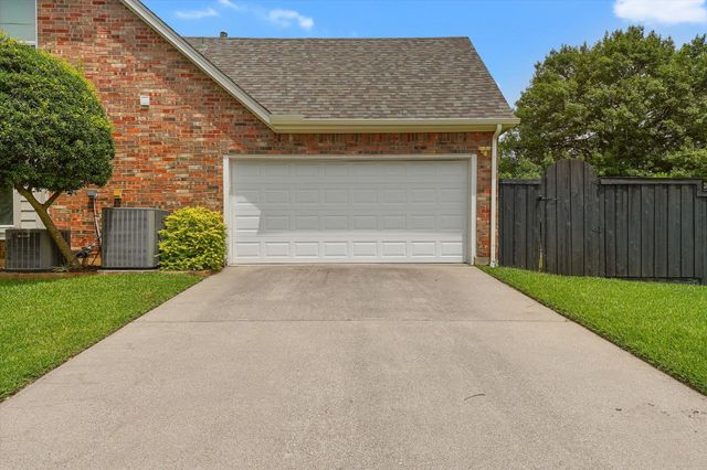 525 Springhill Drive, Hurst, TX 76054