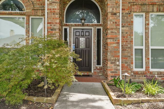 525 Springhill Drive, Hurst, TX 76054