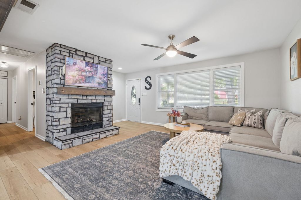 Image 4 of property listing at 35652 Jay Drive, Custer Park, IL 60481