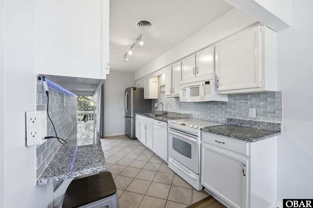 Image 10 of property listing at 123 Georgetown Sands Rd Unit 19, Duck, NC 27949
