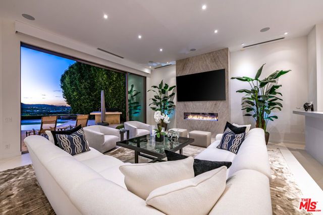 16167 Royal Oak Road, Encino (los Angeles), CA 91436