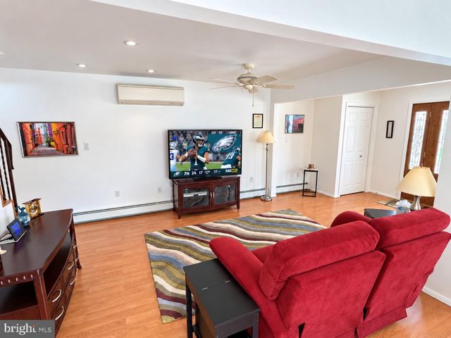 330 E ELMA AVE, Laurel Springs, NJ 08021