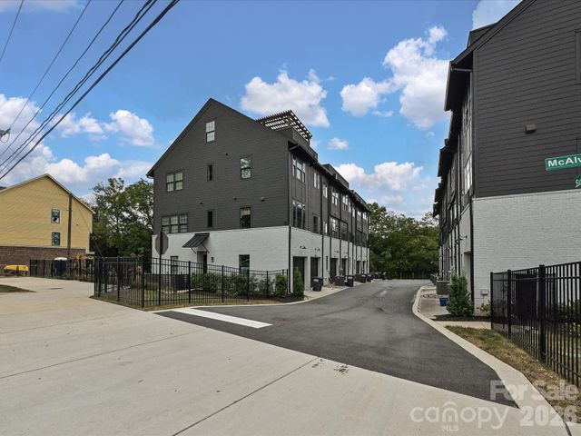 229 Sutton Park Lane, Charlotte, NC 28211