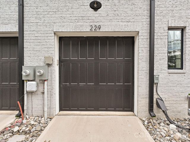 229 Sutton Park Lane, Charlotte, NC 28211