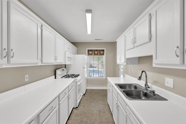 411 E Calhoun Crossing Court, Spartanburg, SC 29307