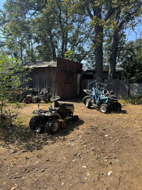 Image 2 of property listing at 568 S Recreation Avenue, Fresno, CA 93702