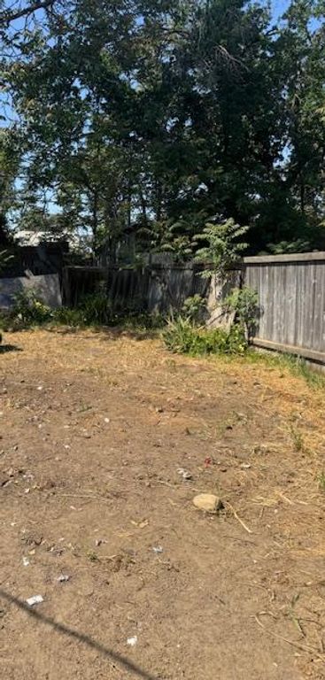 Image 3 of property listing at 568 S Recreation Avenue, Fresno, CA 93702