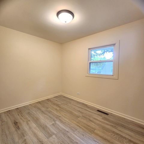 111 WOODLAND Drive, Round Lake Beach, IL 60073