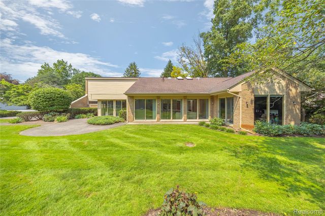 27261 Willowgreen Court, Franklin Village, MI 48025