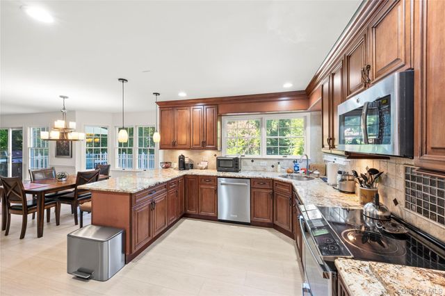 7 Holly Lane, Port Jefferson, NY 11777
