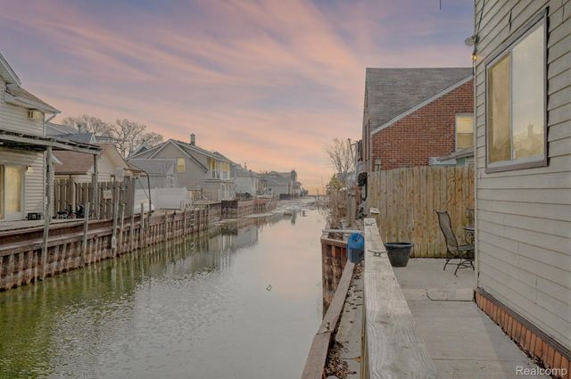 22453 E 10 Mile Road, St. Clair Shores, MI 48080