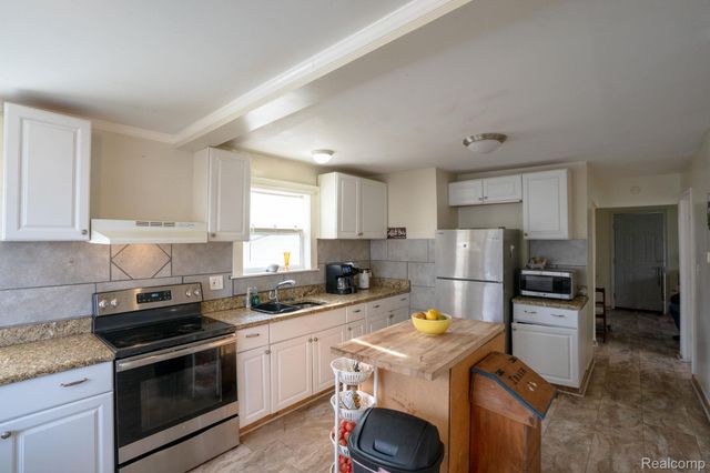 22453 E 10 Mile Road, St. Clair Shores, MI 48080