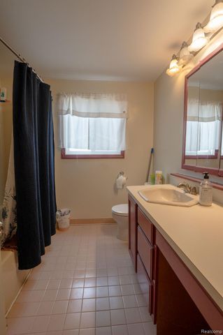 22453 E 10 Mile Road, St. Clair Shores, MI 48080