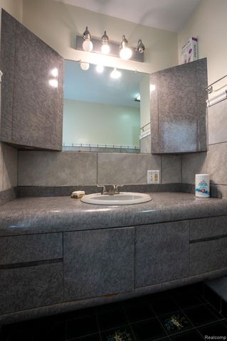 22453 E 10 Mile Road, St. Clair Shores, MI 48080