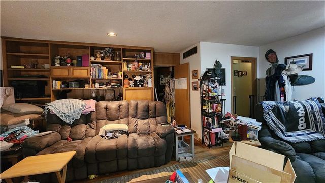 4925 NE Sherwood Drive, Kansas City, MO 64119