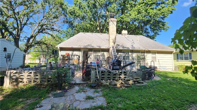 4925 NE Sherwood Drive, Kansas City, MO 64119