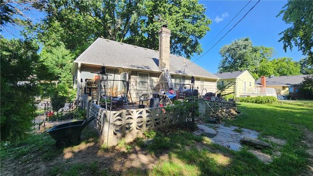 4925 NE Sherwood Drive, Kansas City, MO 64119