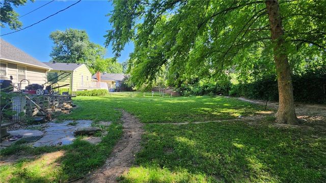 4925 NE Sherwood Drive, Kansas City, MO 64119