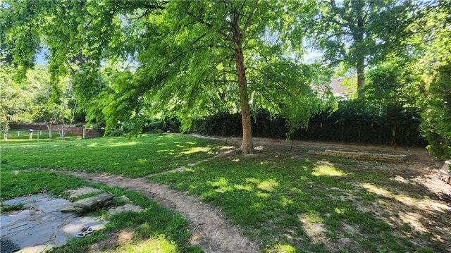 4925 NE Sherwood Drive, Kansas City, MO 64119