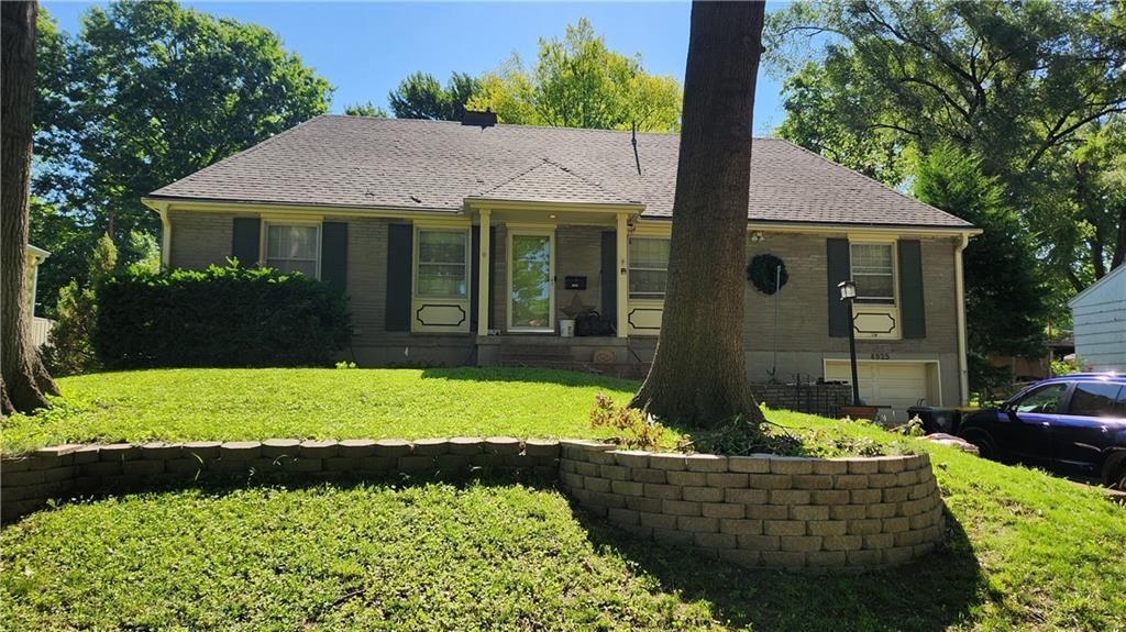 4925 NE Sherwood Drive, Kansas City, MO 64119