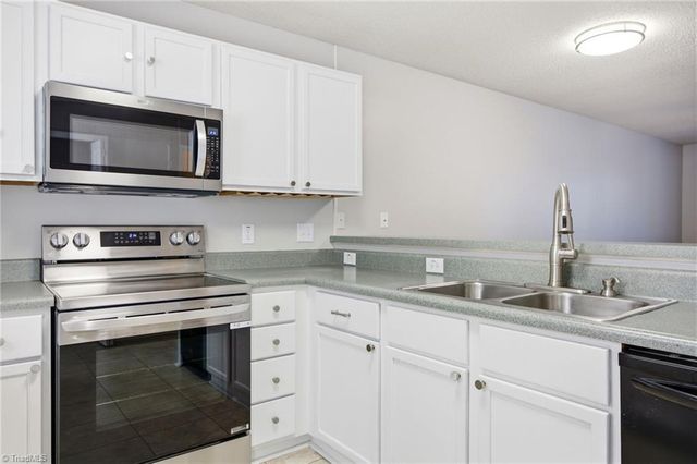 302 Carrington Lane, Thomasville, NC 27360