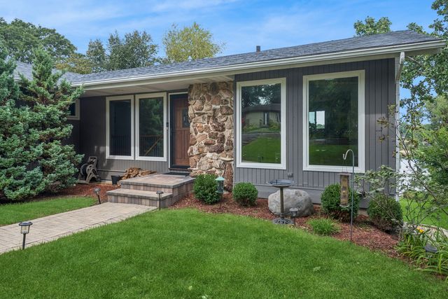 2202 LAKE SHORE Drive, Lindenhurst, IL 60046