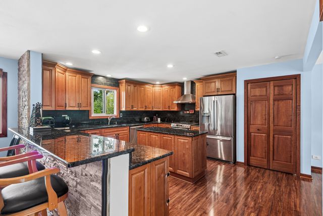 2202 LAKE SHORE Drive, Lindenhurst, IL 60046