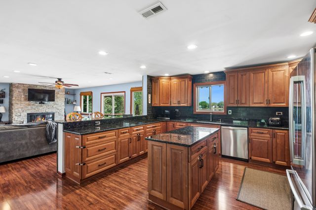 2202 LAKE SHORE Drive, Lindenhurst, IL 60046