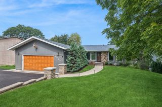 2202 LAKE SHORE Drive, Lindenhurst, IL 60046
