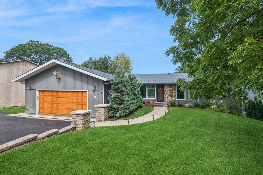 2202 LAKE SHORE Drive, Lindenhurst, IL 60046