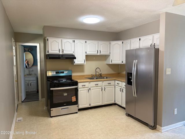 6709 Falling Star Dr, Louisville, KY 40272