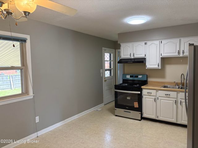 6709 Falling Star Dr, Louisville, KY 40272