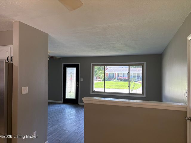6709 Falling Star Dr, Louisville, KY 40272