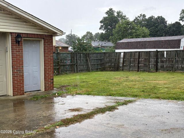 6709 Falling Star Dr, Louisville, KY 40272