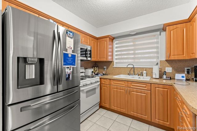 26611 Cecile Street, Dearborn Heights, MI 48127