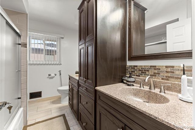 26611 Cecile Street, Dearborn Heights, MI 48127