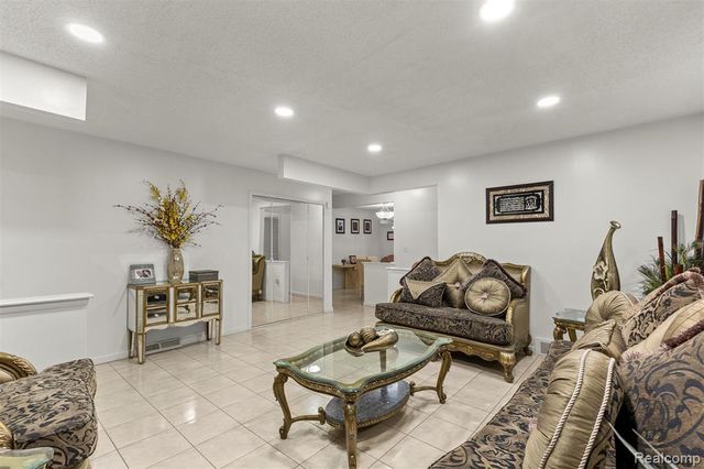 26611 Cecile Street, Dearborn Heights, MI 48127