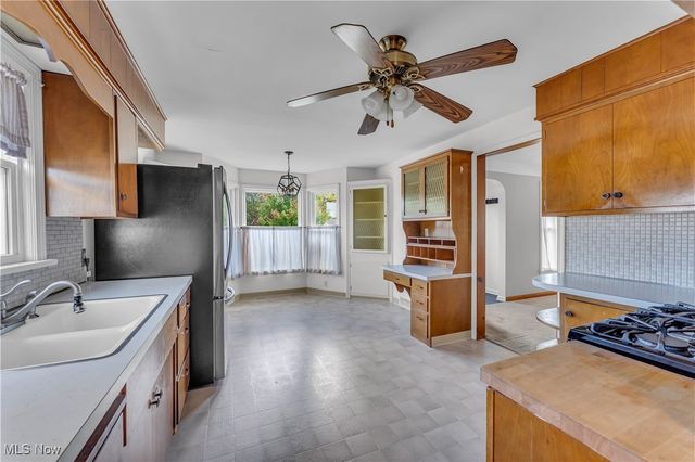 15861 Glenridge Avenue, Middleburg Heights, OH 44130