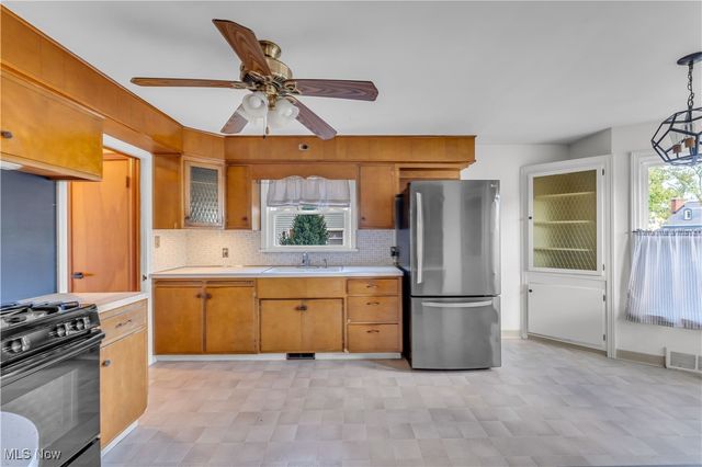 15861 Glenridge Avenue, Middleburg Heights, OH 44130