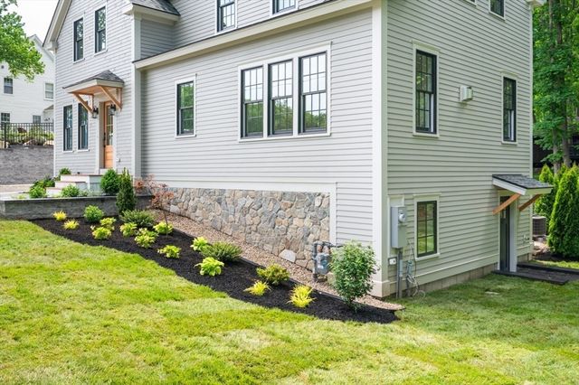 1 Stanley Ave, Newburyport, MA 01950