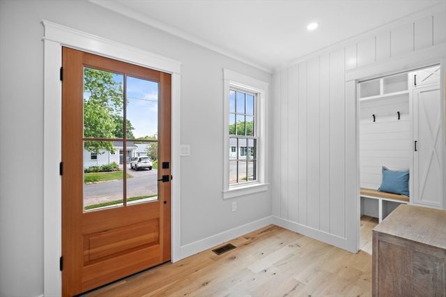 1 Stanley Ave, Newburyport, MA 01950