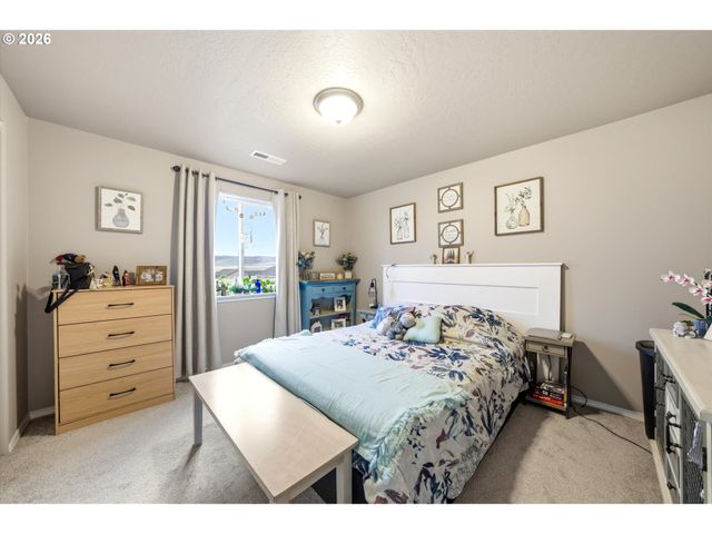 2 GREGORY St, Milton Freewater, OR 97862